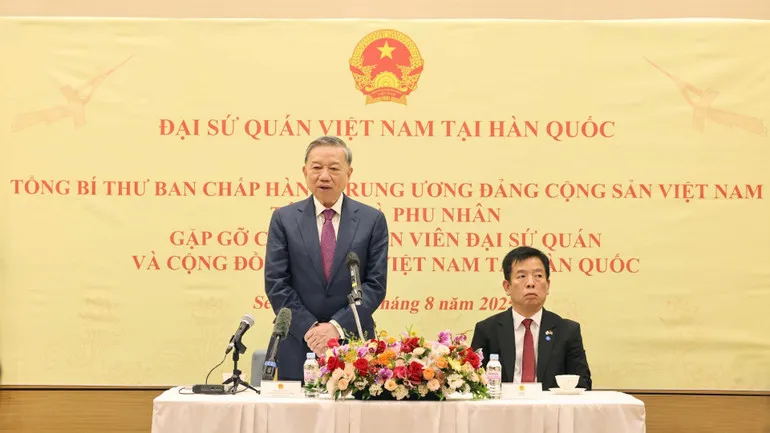 Tổng Bí thư Tô Lâm thăm Đại sứ quán và gặp gỡ cộng đồng người Việt Nam tại Hàn Quốc - Ảnh 2.
