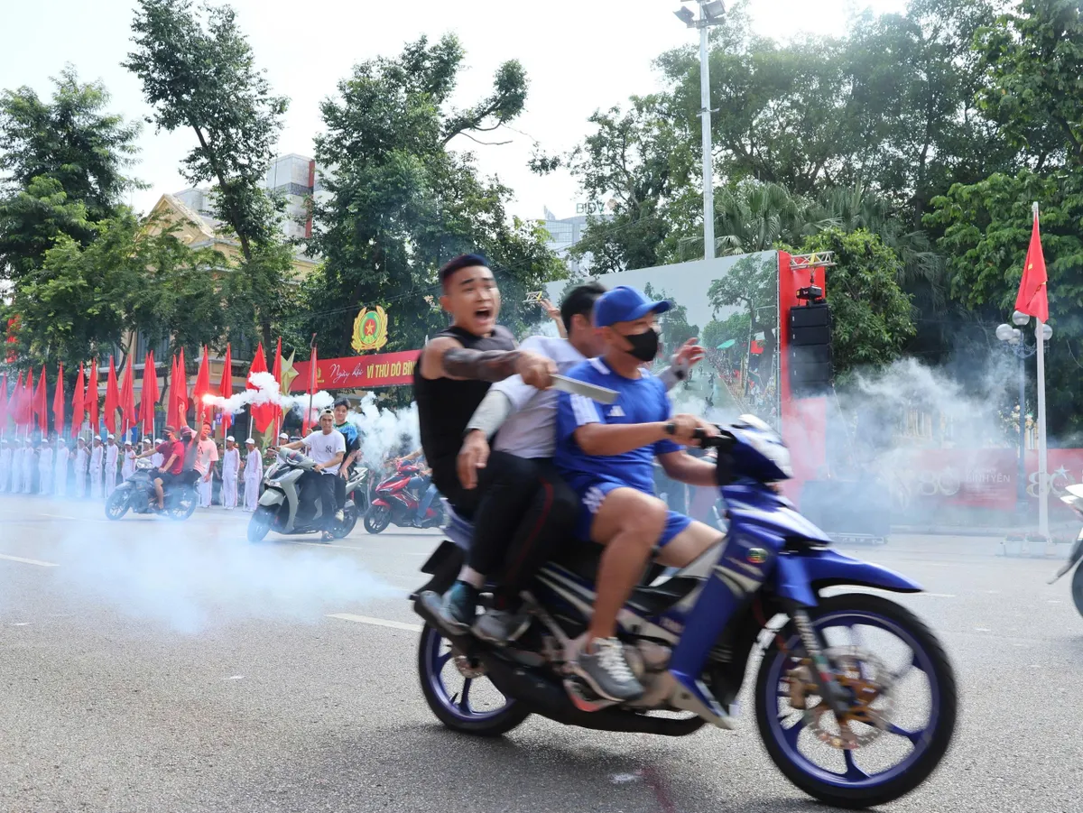 Lực lượng CSGT Thủ đô góp phần bảo đảm thành công “Ngày hội Vì Thủ đô bình yên” - Ảnh 9.