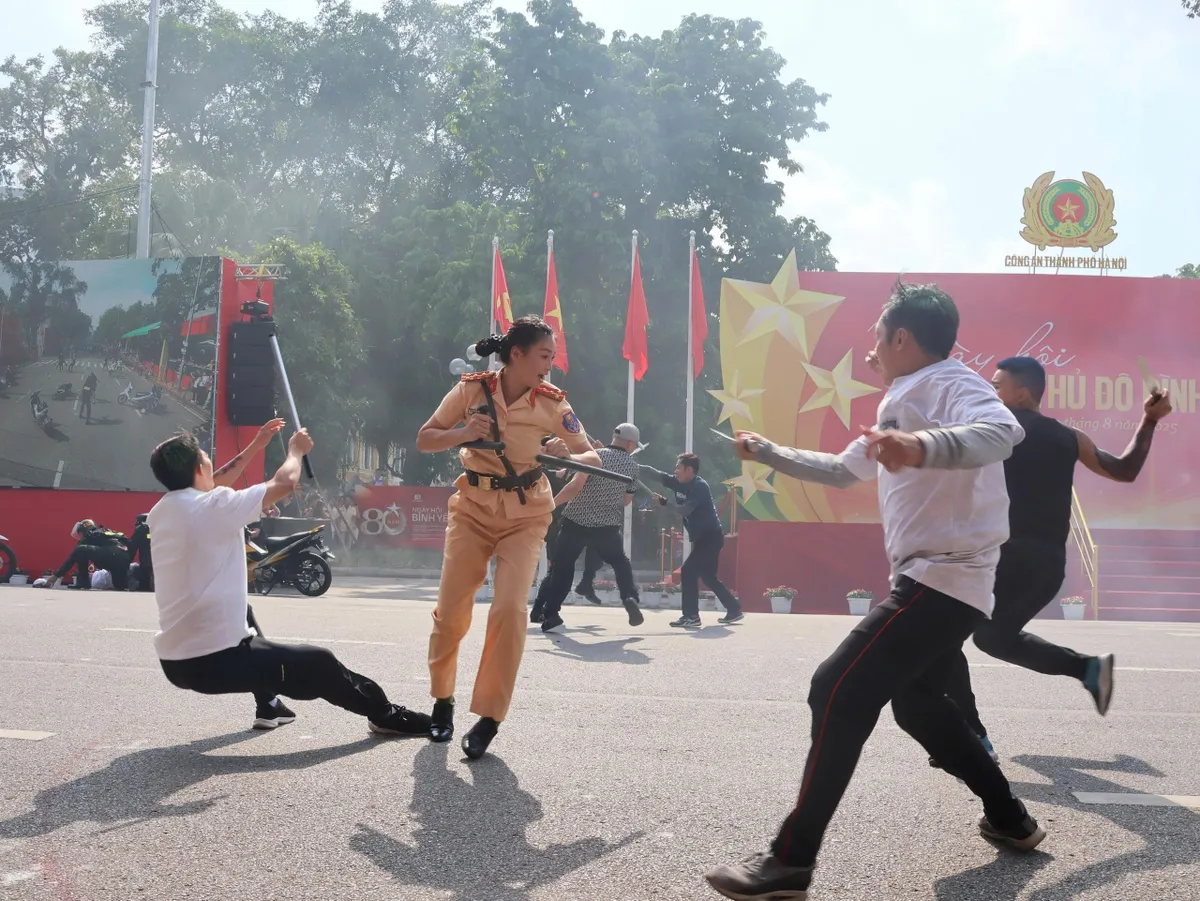 Lực lượng CSGT Thủ đô góp phần bảo đảm thành công “Ngày hội Vì Thủ đô bình yên” - Ảnh 10.