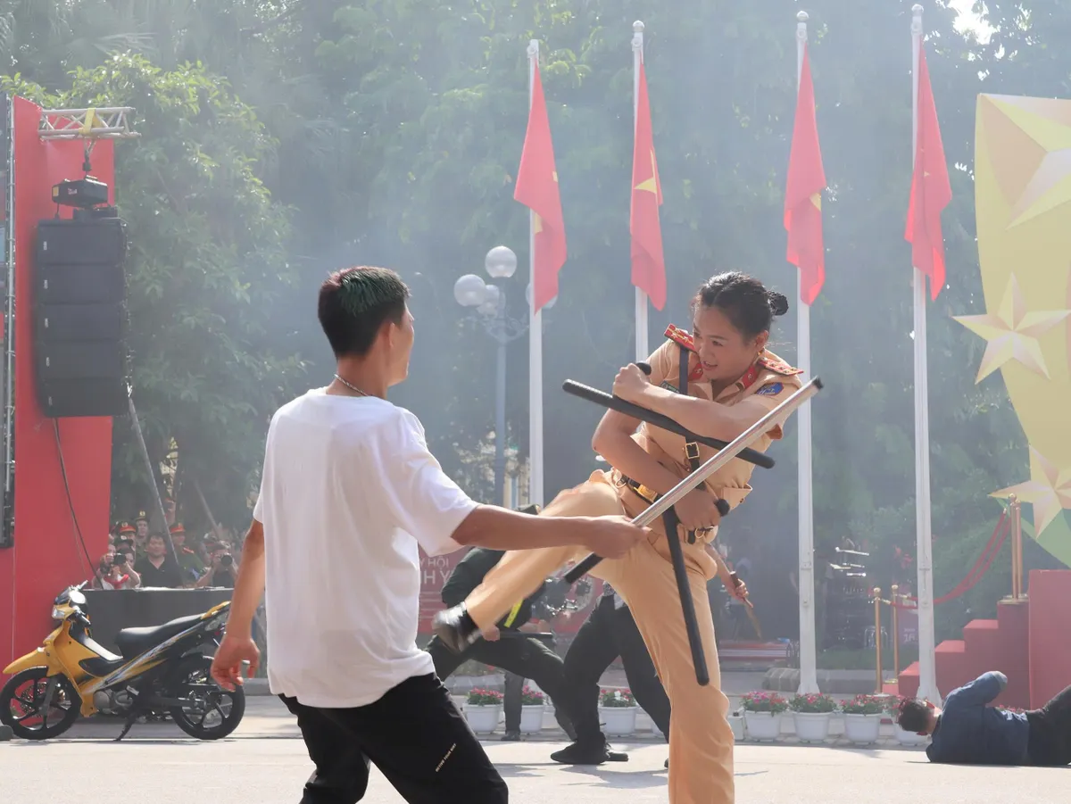 Lực lượng CSGT Thủ đô góp phần bảo đảm thành công “Ngày hội Vì Thủ đô bình yên” - Ảnh 11.