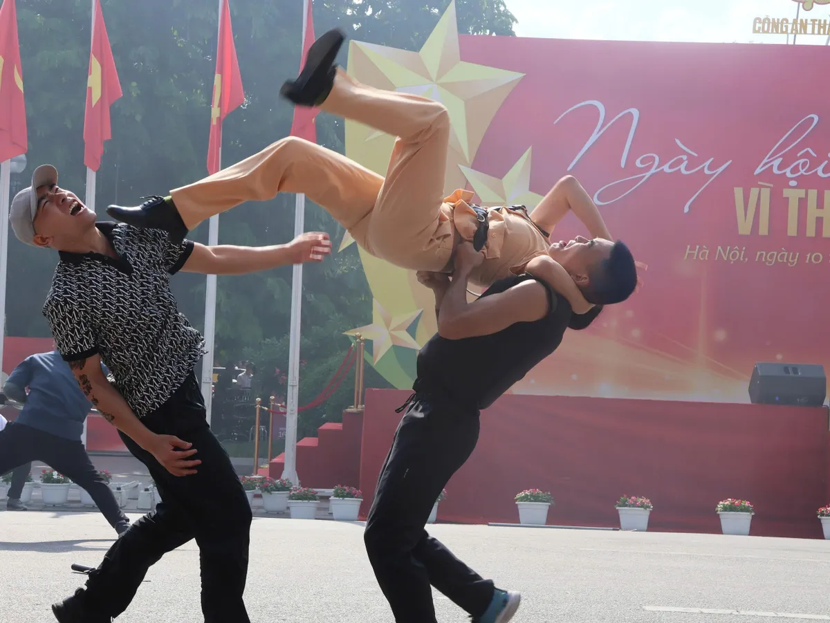 Lực lượng CSGT Thủ đô góp phần bảo đảm thành công “Ngày hội Vì Thủ đô bình yên” - Ảnh 12.