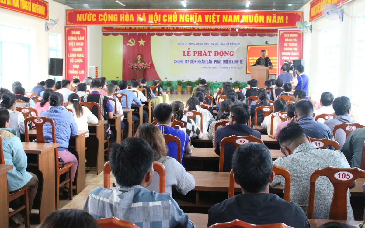 Quang cảnh Lễ phát động Chung tay giúp nhân dân phát triển kinh tế tại xã Măng Ri