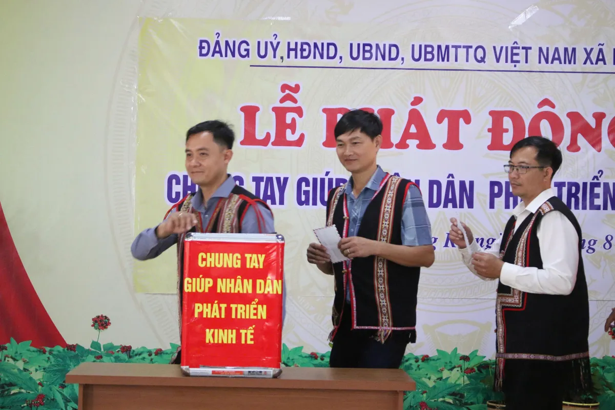 Quảng Ngãi : Chung tay giúp người dân phát triển kinh tế tại vùng căn cứ cách mạng Măng Ri - Ảnh 1.