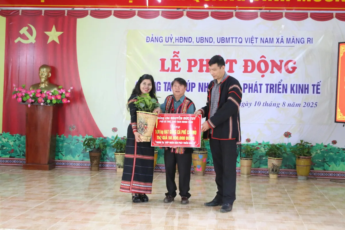Quảng Ngãi : Chung tay giúp người dân phát triển kinh tế tại vùng căn cứ cách mạng Măng Ri - Ảnh 3.