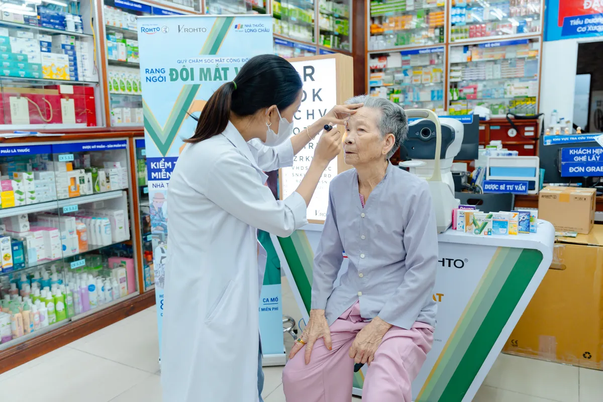  Long Châu và V.Rohto tầm soát thị lực miễn phí – Vì sức khỏe đôi mắt Việt- Ảnh 2.