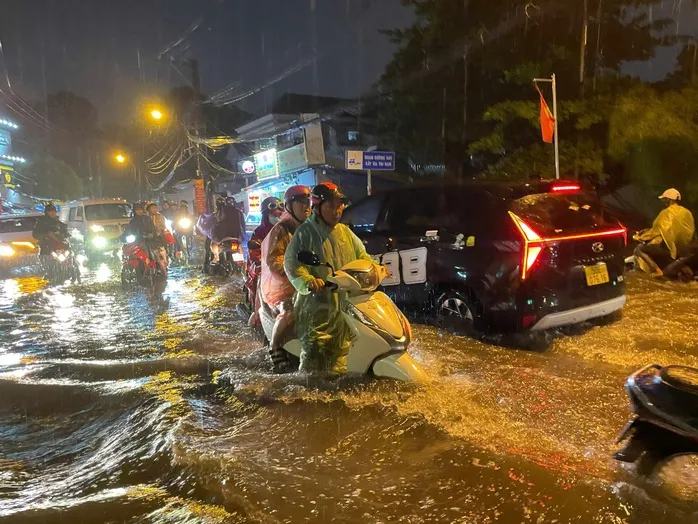 Một số tuyến đường ở TP Hồ Chí Minh ngập sâu sau mưa lớn - Ảnh 5.