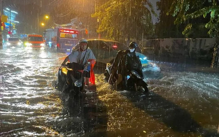 Xe cộ chết máy trên đường Tô Ngọc Vân, phường Tam Bình. (Ảnh: NLĐ)