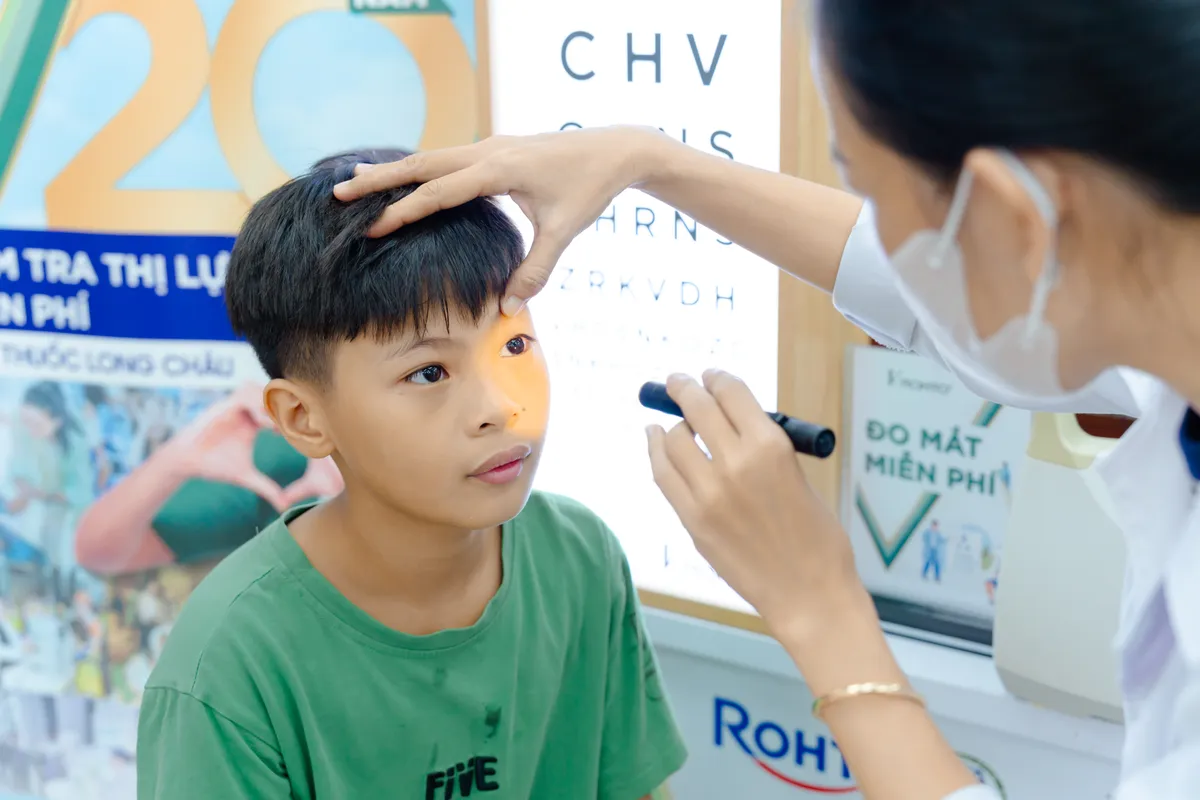  Long Châu và V.Rohto tầm soát thị lực miễn phí – Vì sức khỏe đôi mắt Việt- Ảnh 3.