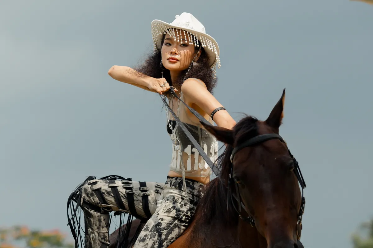 Vietnam's Next Top Model - Tập 2: Thí sinh đầu tiên phải rời nhà chung, các bức hình tiếp tục gây tranh luận - Ảnh 2.