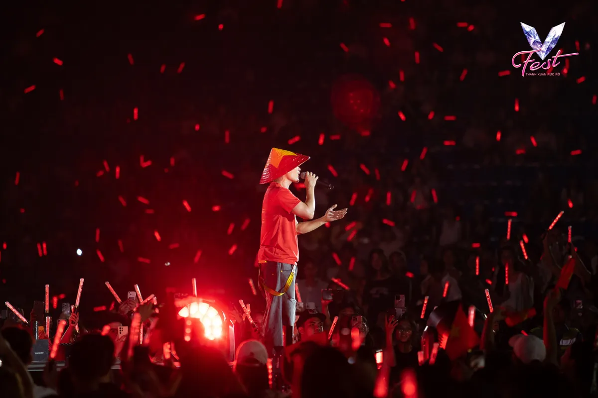 V Fest - Thanh xuân rực rỡ: Khán giả bùng nổ cảm xúc, các nghệ sĩ choáng ngợp - Ảnh 30.