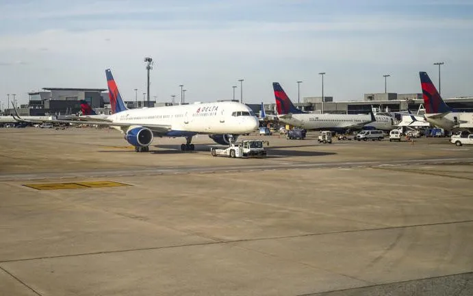 Một chiếc máy bay của hãng hàng không Delta Airlines tại sân bay quốc tế Hartsfield-Jackson ở Atlanta (Ảnh: Getty Images)