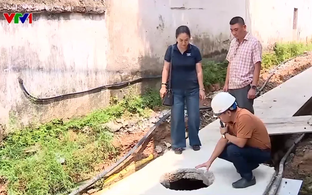 Đường dân sinh ở xã Phúc Thịnh, Hà Nội thi công dang dở “bẫy” người đi đường - Ảnh 2.