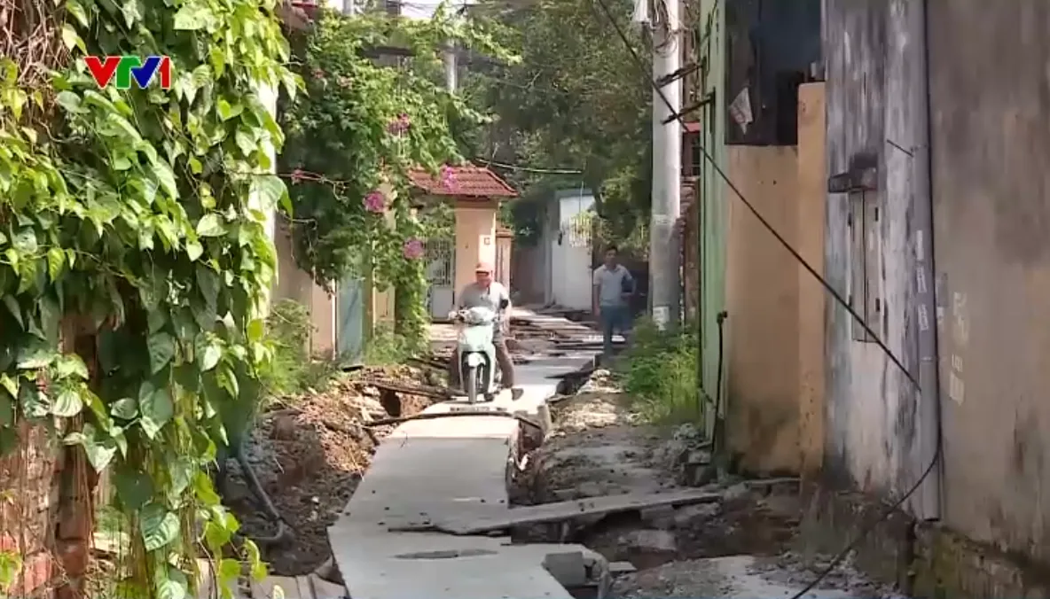 Đường dân sinh ở xã Phúc Thịnh, Hà Nội thi công dang dở “bẫy” người đi đường - Ảnh 1.