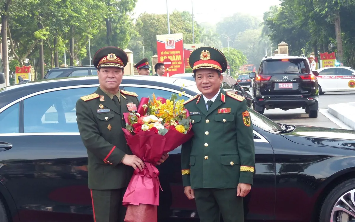 Đại tướng Trịnh Văn Quyết đón và tặng hoa Trung tướng Vongsone Inpanphim tại trụ sở Bộ Quốc phòng. Ảnh: BND 