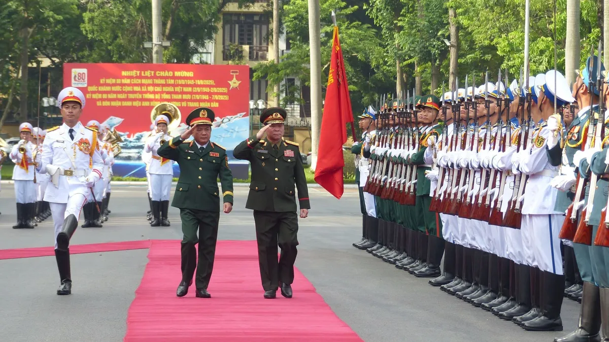 Chủ nhiệm Tổng cục Chính trị Quân đội Nhân dân Lào thăm chính thức Việt Nam - Ảnh 1.
