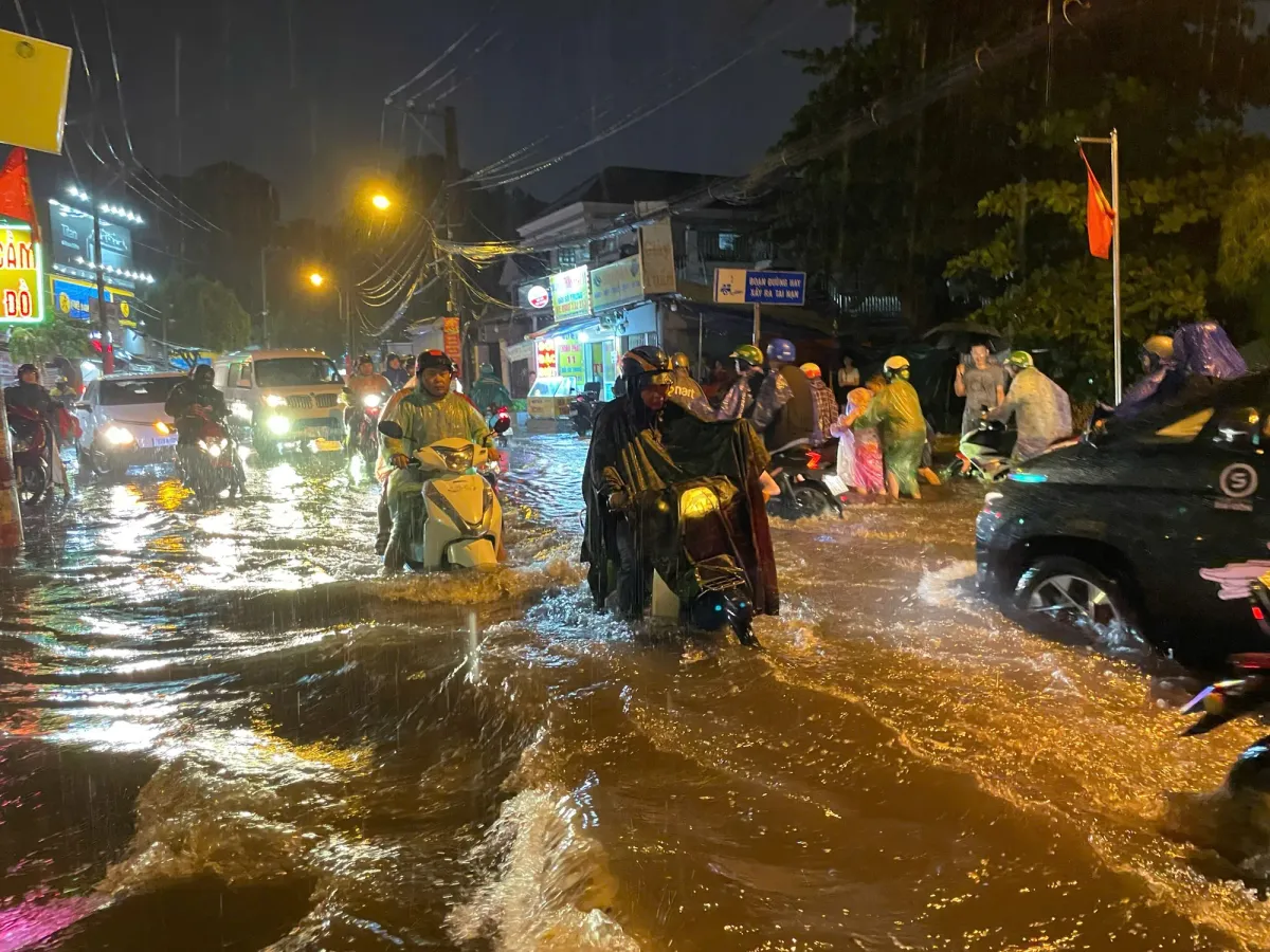 Một số tuyến đường ở TP Hồ Chí Minh ngập sâu sau mưa lớn - Ảnh 3.