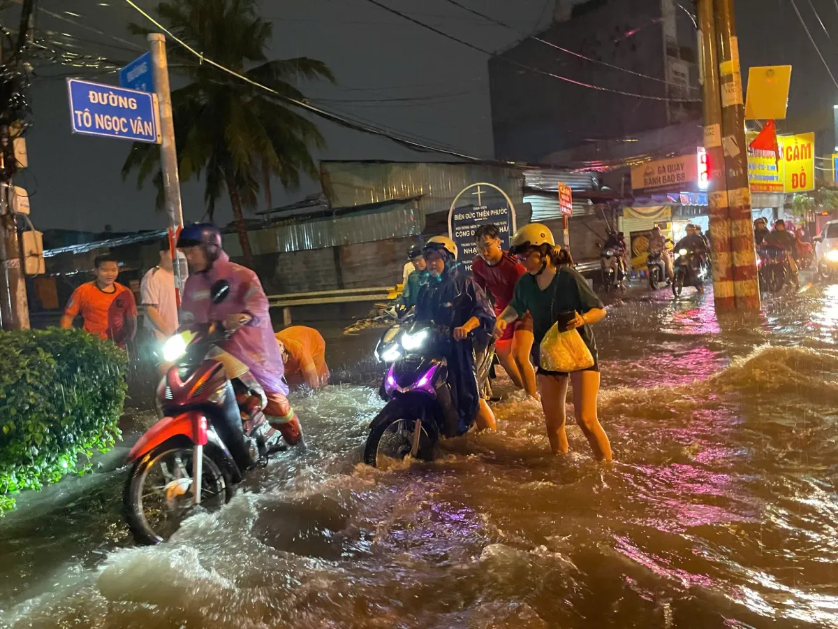 Một số tuyến đường ở TP Hồ Chí Minh ngập sâu sau mưa lớn - Ảnh 4.