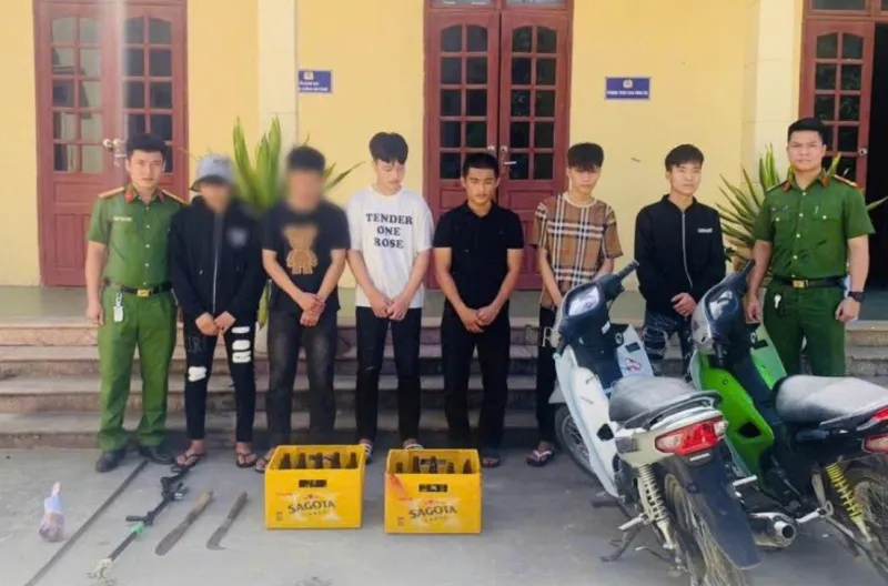Bắt nhóm “quái xế” chuyên ném vỏ chai bia vào nhà dân ở Nghệ An- Ảnh 1.
