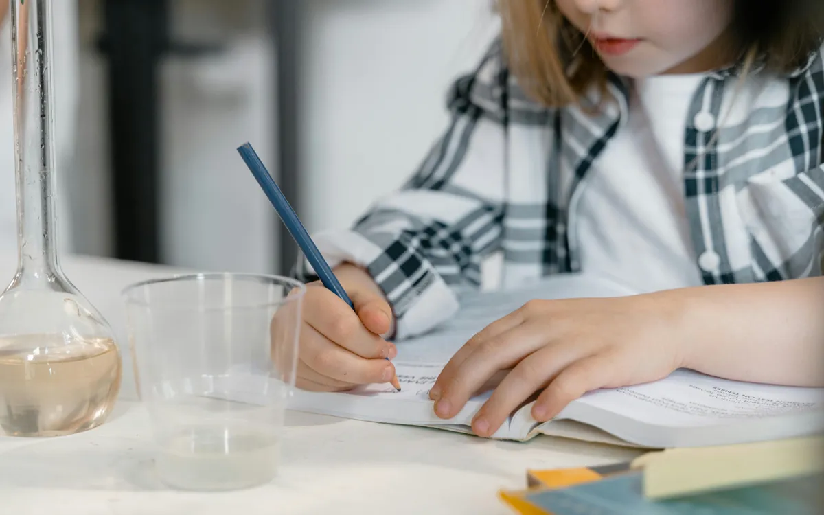 Trẻ chủ động tìm hiểu thể giới giúp kích thích não bộ và hình thành tư duy sớm. (Ảnh: Pexels)