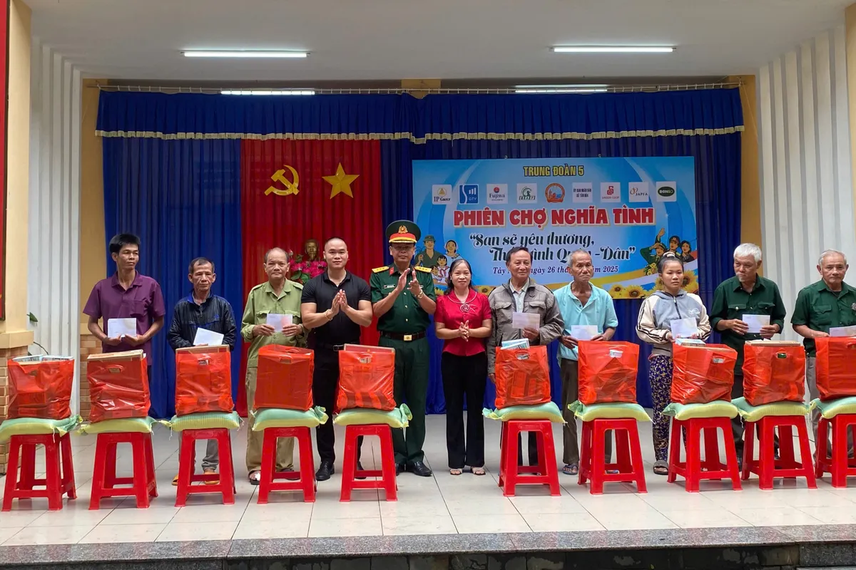 Ấm áp Phiên chợ nghĩa tình tại xã biên giới Tây Ninh- Ảnh 2.