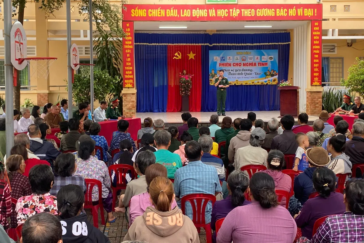 Ấm áp Phiên chợ nghĩa tình tại xã biên giới Tây Ninh- Ảnh 1.