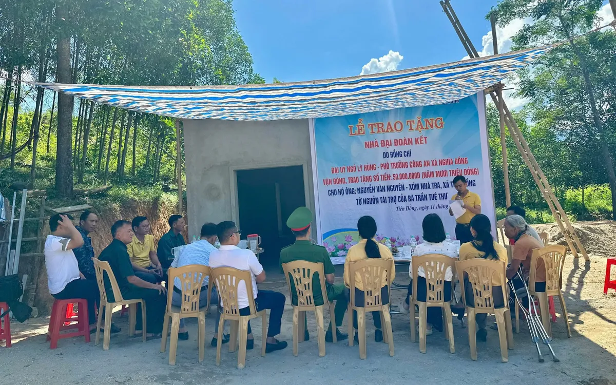Lễ trao tặng nhà Đại đoàn kết cho gia đình ông Nguyễn Văn Nguyên. Ảnh Ngọc Quân.