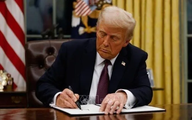 Tổng thống Mỹ Donald Trump ký sắc lệnh tại Nhà Trắng. Ảnh tư liệu: Getty Images/TTXVN