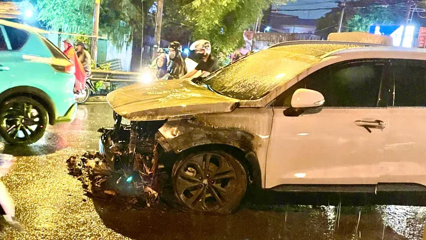 Cháy ô tô 7 chỗ khi trời đang mưa ở TP Hồ Chí Minh - Ảnh 1.