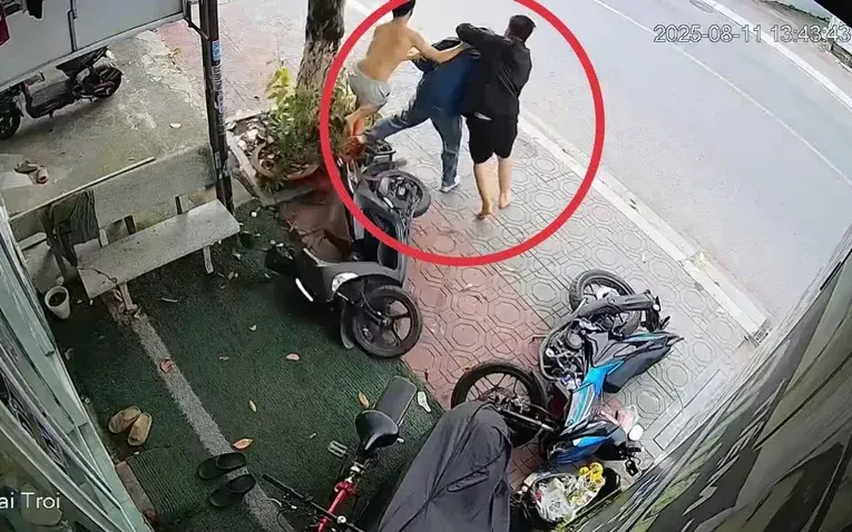 Người dân khống chế nghi phạm.