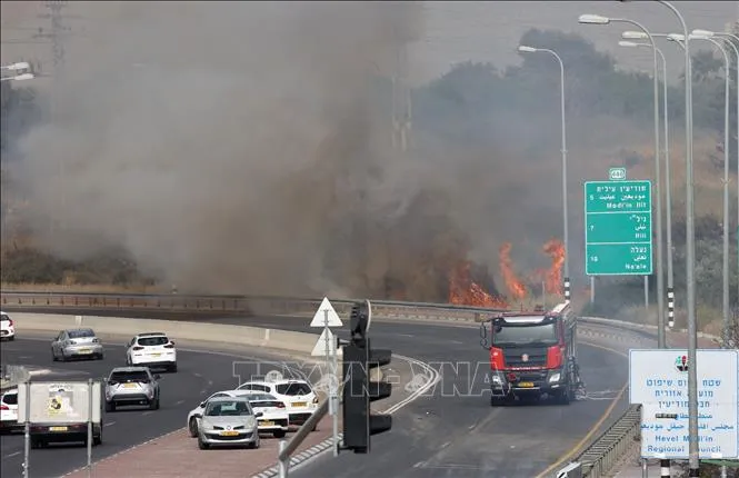 Cháy rừng bùng phát trong thời tiết nắng nóng tại Modiin, Israel. Cháy rừng bùng phát trong thời tiết nắng nóng tại Modiin, Israel.