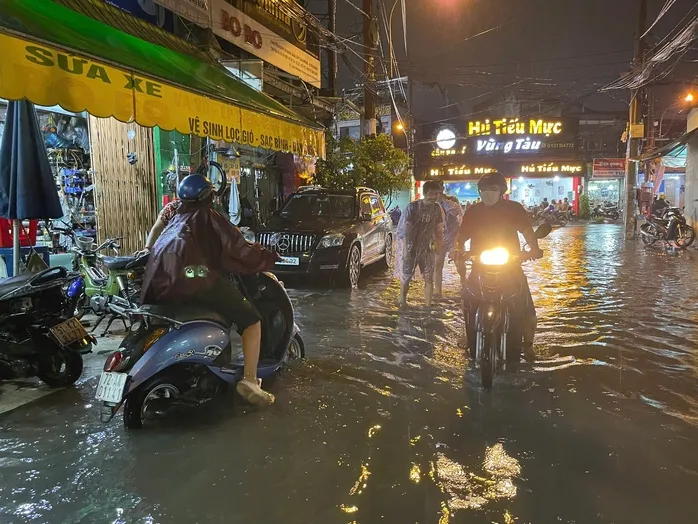 Một số tuyến đường ở TP Hồ Chí Minh ngập sâu sau mưa lớn - Ảnh 2.