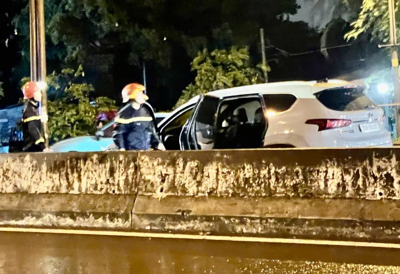 Cháy ô tô 7 chỗ khi trời đang mưa ở TP Hồ Chí Minh - Ảnh 2.
