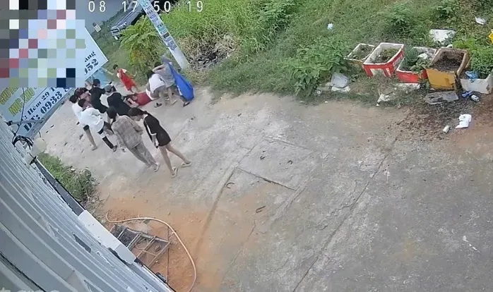 Điều tra vụ b&eacute; g&aacute;i bị nh&oacute;m thiếu ni&ecirc;n đ&aacute;nh giữa khu đất trống - Ảnh 1.