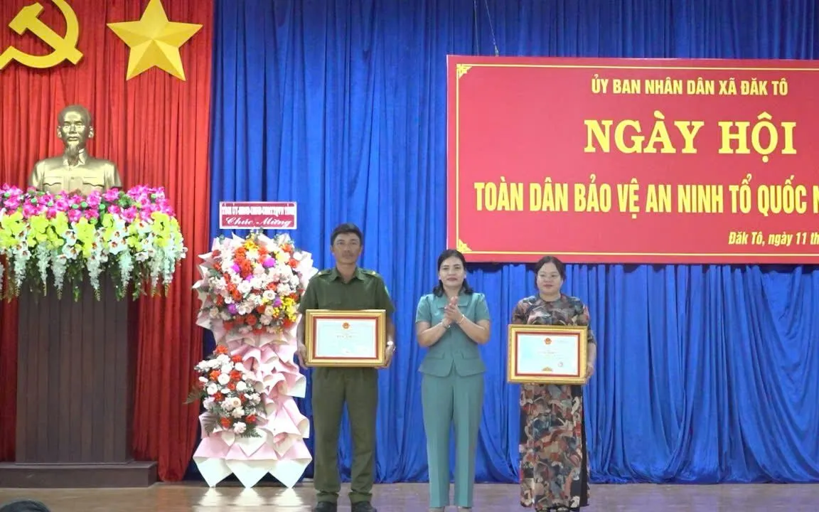 Bà Y Ngọc, phó Chủ tịc UBND tỉnh Quảng Ngãi trao bằng khen, giấy khen cho các cá nhân