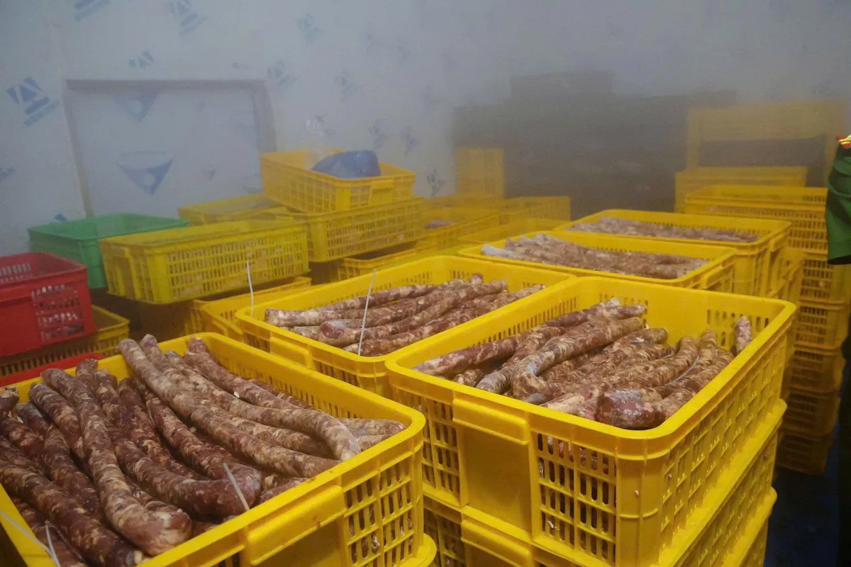 Cả làng cùng nhau “hô biến” thịt trâu gác bếp giả  - Ảnh 1.