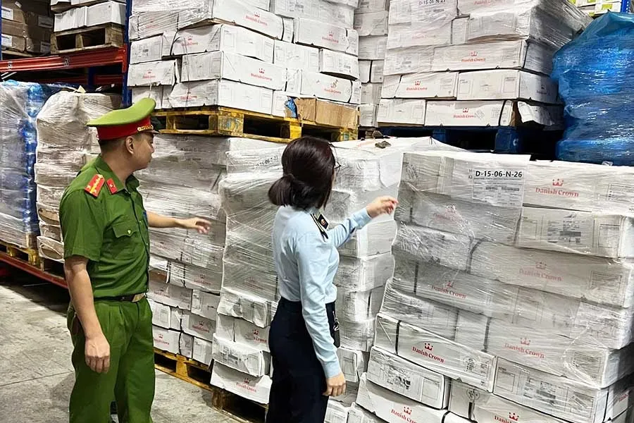 Ph&aacute;t hiện hơn 15 tấn xương lợn đ&ocirc;ng lạnh hết hạn tại kho lạnh ở H&agrave; Nội - Ảnh 1.