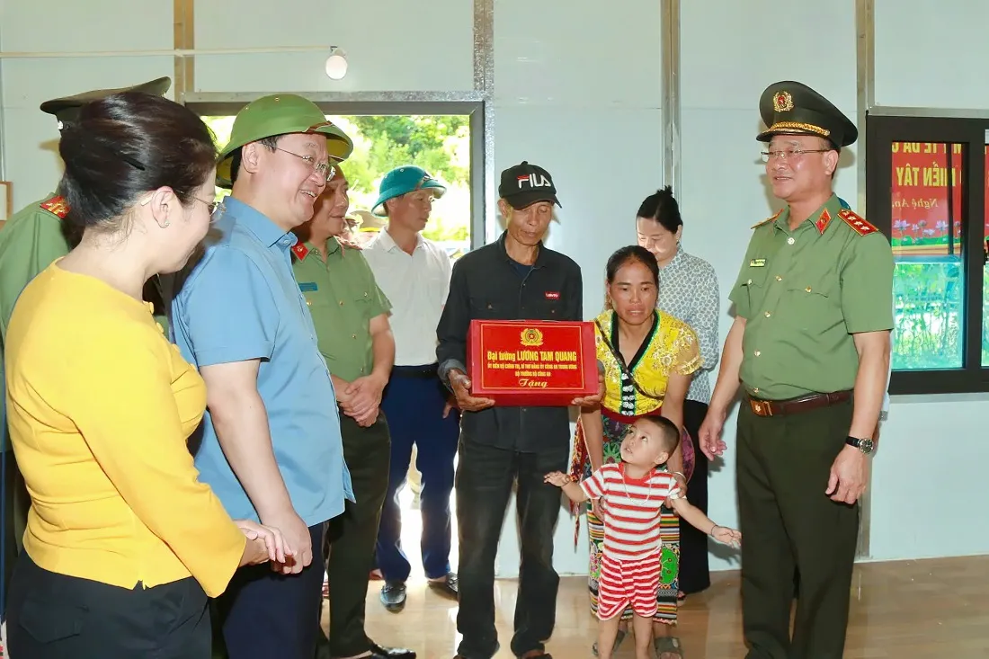 Bộ Công an phát động cao điểm 40 ngày đêm xây dựng nhà, trường học hỗ trợ người dân vùng lũ - Ảnh 1.