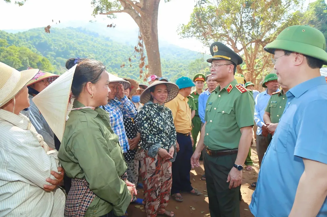 Bộ Công an phát động cao điểm 40 ngày đêm xây dựng nhà, trường học hỗ trợ người dân vùng lũ - Ảnh 2.