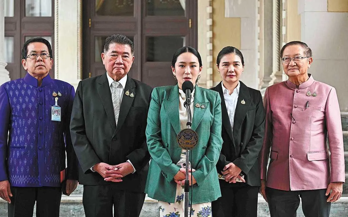 Bà Paetongtarn (ở giữa) đang bị Tòa án Hiến pháp Thái Lan đình chỉ chức vụ sau khi một nhóm thượng nghị sĩ gửi đơn yêu cầu bãi nhiệm, cáo buộc bà vi phạm quy tắc đạo đức của Thủ tướng (Ảnh: AFP)