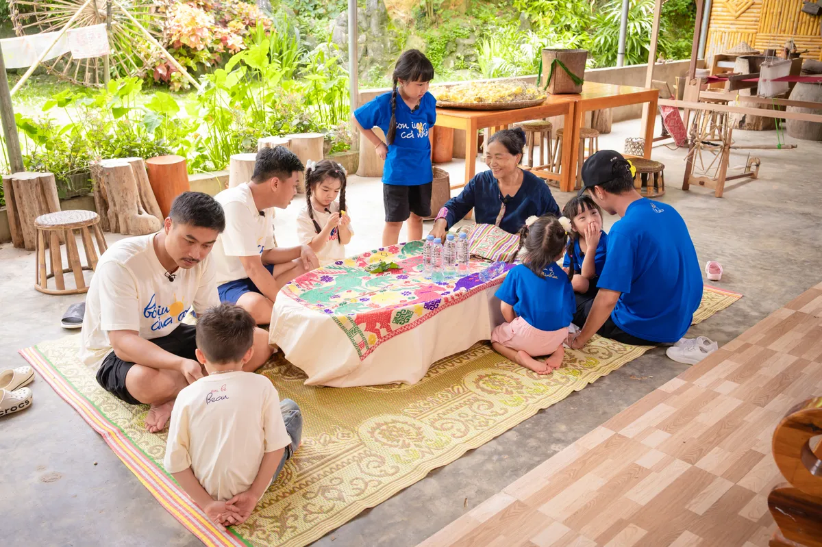 Bố ơi mình đi đâu thế: Các con trải nghiệm nuôi tằm, nhuộm khăn tặng bố- Ảnh 2.