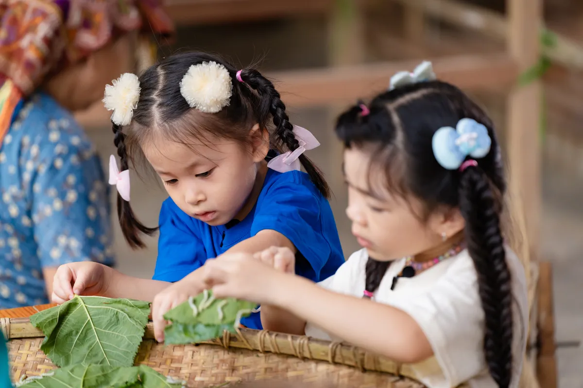 Bố ơi mình đi đâu thế: Các con trải nghiệm nuôi tằm, nhuộm khăn tặng bố- Ảnh 1.