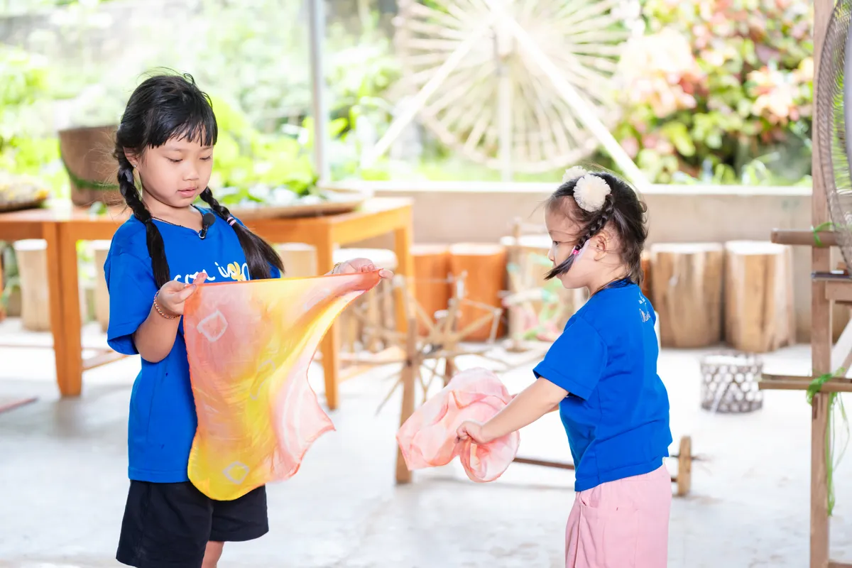 Bố ơi mình đi đâu thế: Các con trải nghiệm nuôi tằm, nhuộm khăn tặng bố- Ảnh 4.