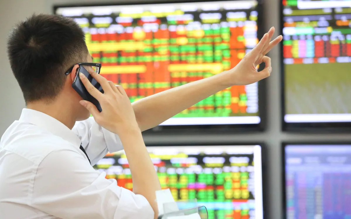 Cổ phiếu vốn hóa lớn hồi phục, VN-Index lập đỉnh mới