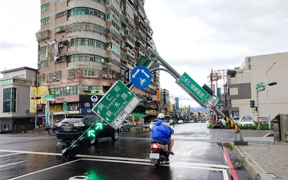 Đài Loan (Trung Quốc) đang nỗ lực sơ tán những người có nhà cửa bị hư hại do cơn bão hồi tháng 7 với sức gió kỷ lục (Ảnh: AFP)