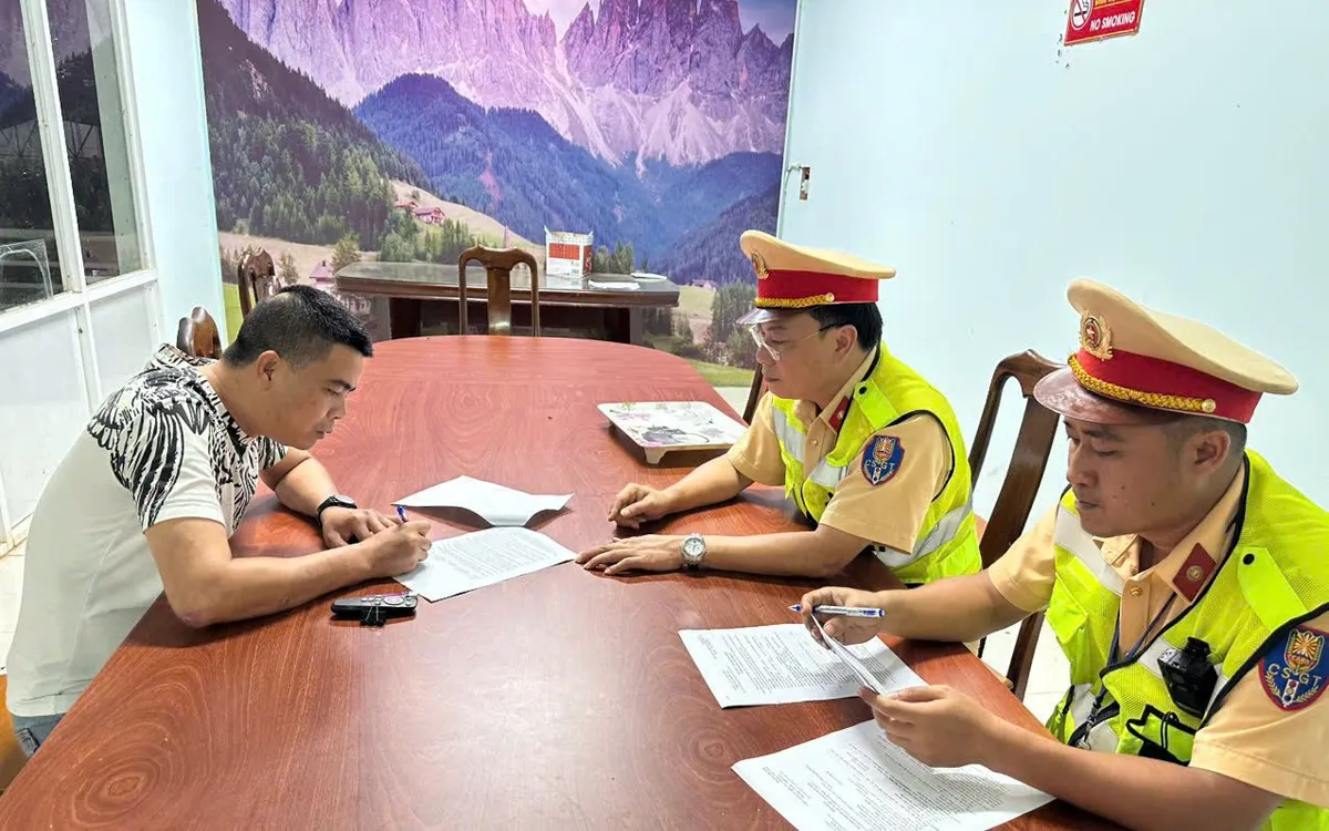 Lực lương CSGT lập biên bản xử phạt tài xế chở dư 21 hành khách. 