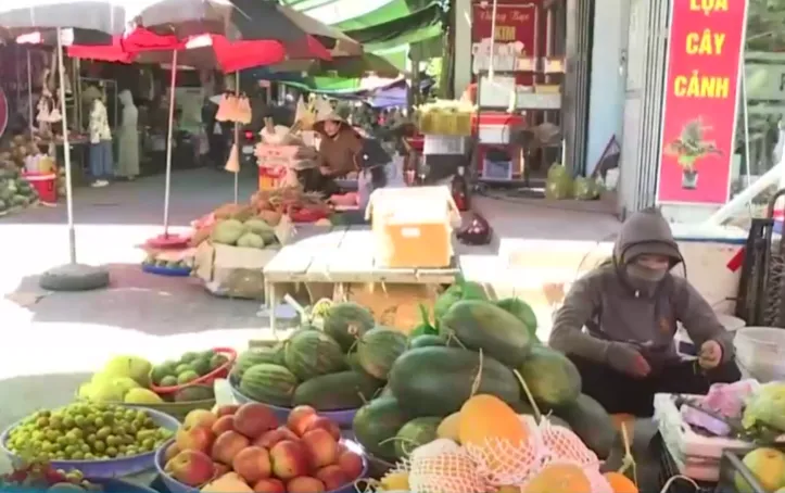 NGƯỜI LAO ĐỘNG CHẬT VẬT DƯỚI NẮNG N&Oacute;NG - Ảnh 1.