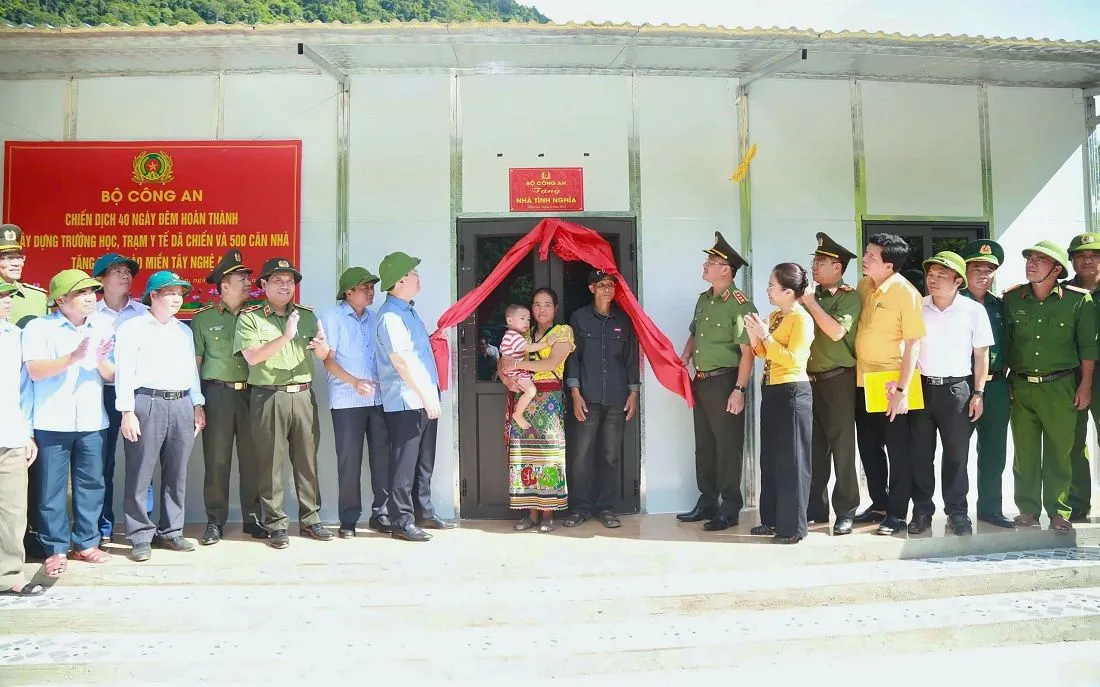 Bộ Công an sẽ phối hợp với tỉnh Nghệ An xây dựng 500 căn nhà cho người dân các xã miền Tây Nghệ An. Ảnh Ngọc Anh.