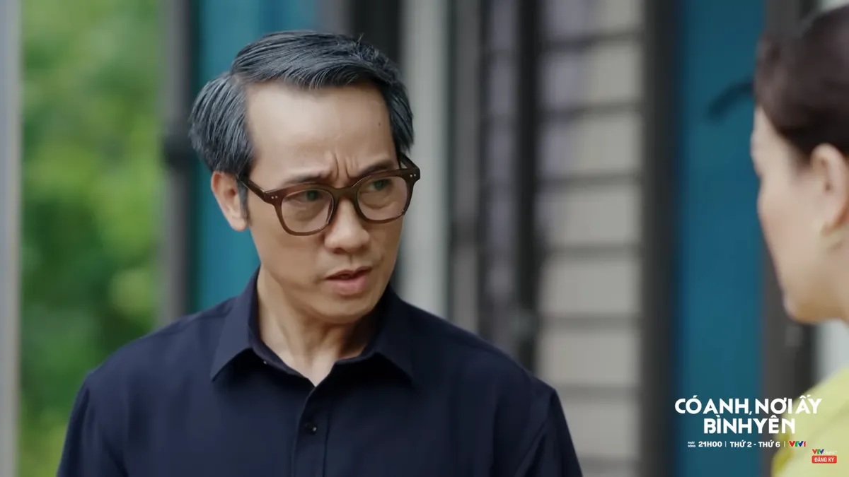 Có anh, nơi ấy bình yên - Tập 10: Ông Thứ ôm cặp tiền lên huyện giữ chức - Ảnh 1.