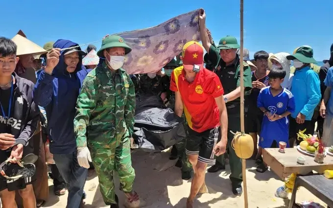 Bàn giao thi thể ngư dân M.V.L. cho người dân lo hậu sự. Ảnh: SGGP 