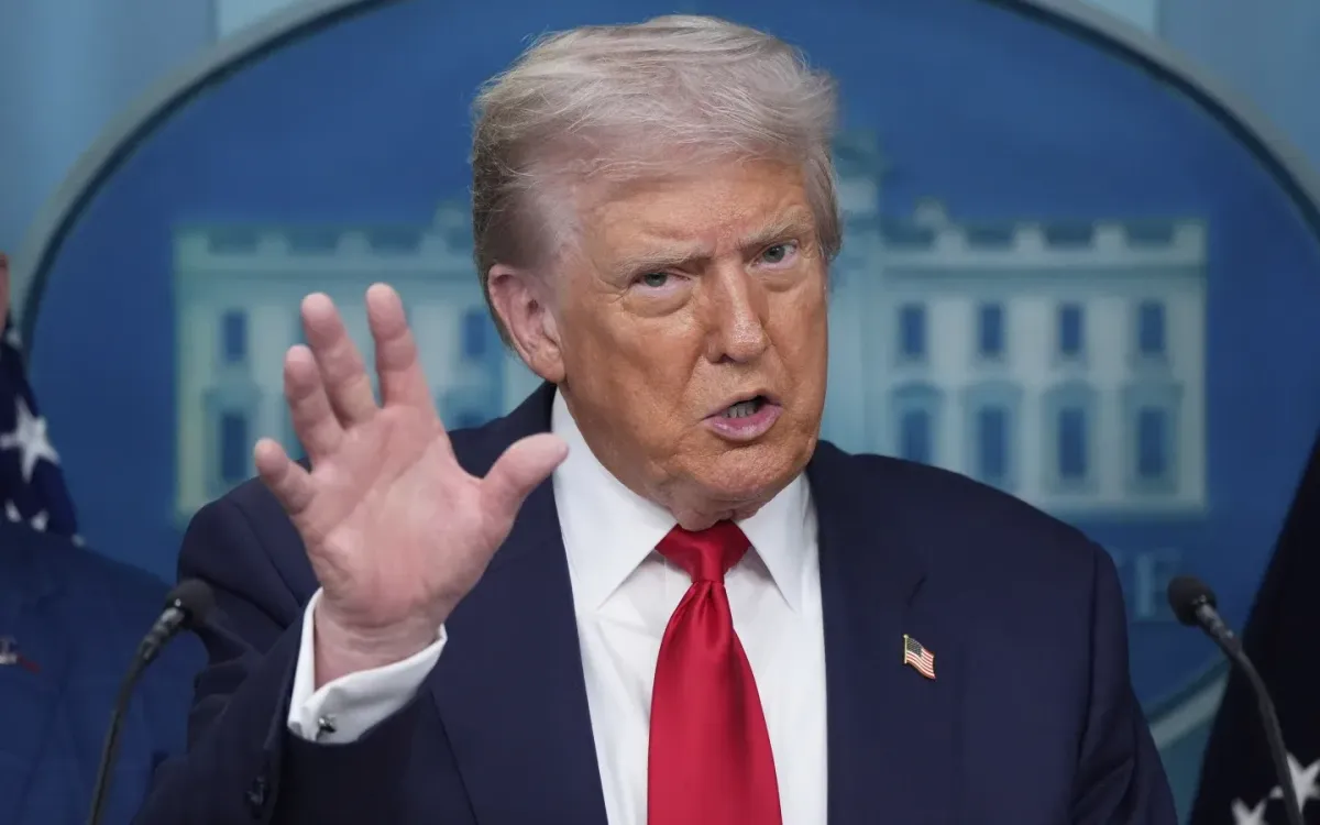 Tổng thống Donald Trump phát biểu trước các phóng viên tại Nhà Trắng, ngày 11/8/2025 (Ảnh: AP)